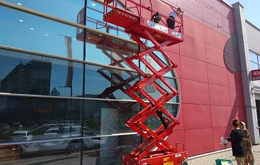 Обслуживание фасадов с помощью ножничных подъемников.