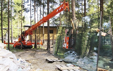 Монтаж стекла мини-краном и вакуумным захватом