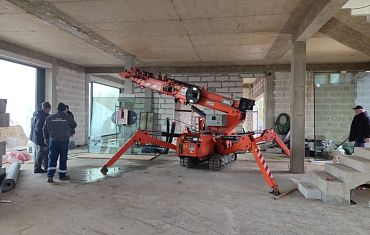 Монтаж стекла изнутри. Мини-кран и вакуумный захват Арлифт