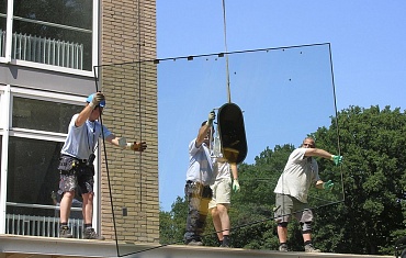 Подъем крупногабаритного стекла