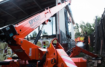 Мини-кран JEKKO SPX527CDH на объекте 