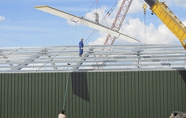 Монтаж кровли вакуумным захватом